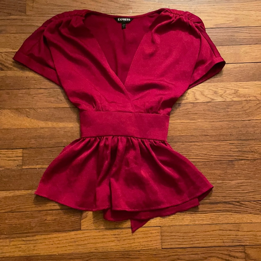 Size large-burgundy short sleeve babydoll top from express. Satin-like material